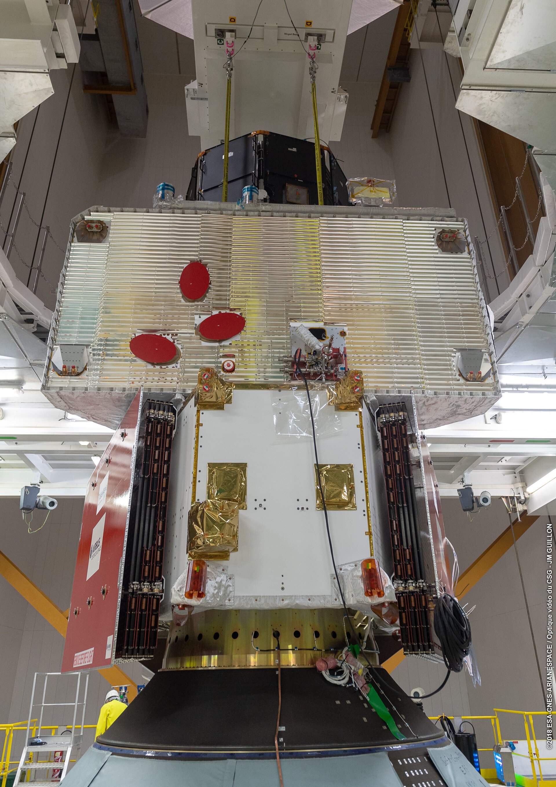 La sonde BepiColombo lors de sa préparation avant décollage. Le module avec panneaux solaires est celui du transport, on retrouve au-dessus le MPO puis tout en haut le MMO. Crédits : ESA/CNES/Arianespace/Optique video du CSG/JM Guillon