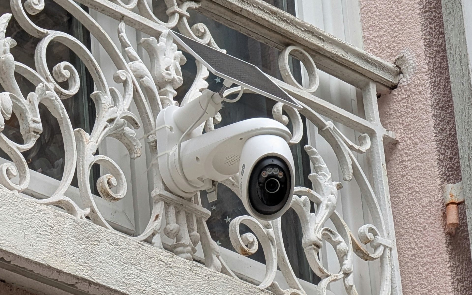 La caméra Tapo C660 Kit avec son panneau solaire. ©Nicolas Guyot pour Clubic