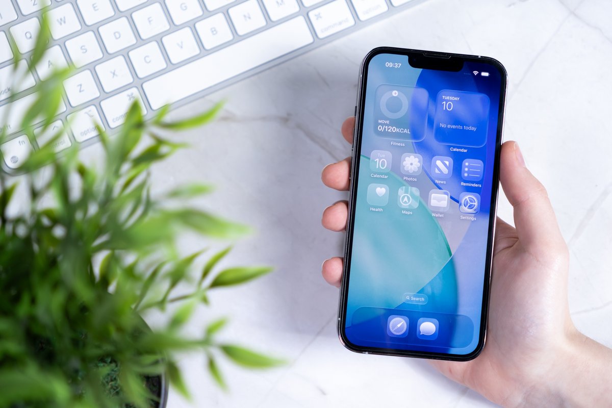 Trop de transparence pour vous ? Apple va vous proposer une option pour réduire Liquid Glass ©aileenchik / Shutterstock.com