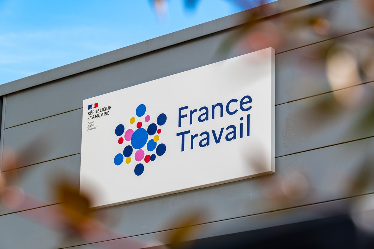 L'enseigne France Travail © HJBC / Shutterstock.com