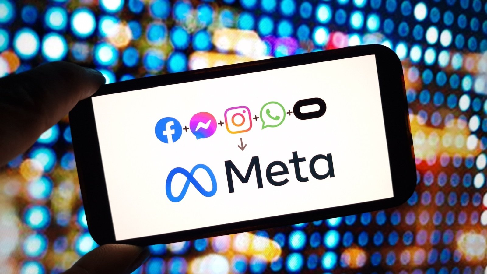 Sur Instagram et Facebook, il faut débourser 3,99 dollars par mois, environ 3,70 euros. WhatsApp revient un peu moins cher, à 2,99 dollars, près de 2,80 euros - ©Piotr Swat / Shutterstock