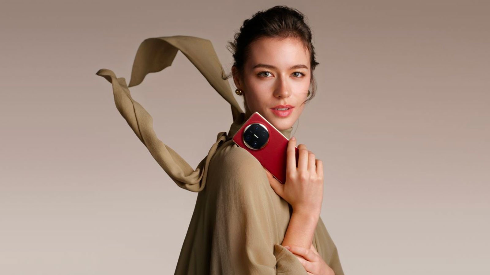 Avec ses 239 g et moins de 10 mm plié, ce modèle combine légèreté et finesse pour un confort d’usage en toutes circonstances. ©HUAWEI