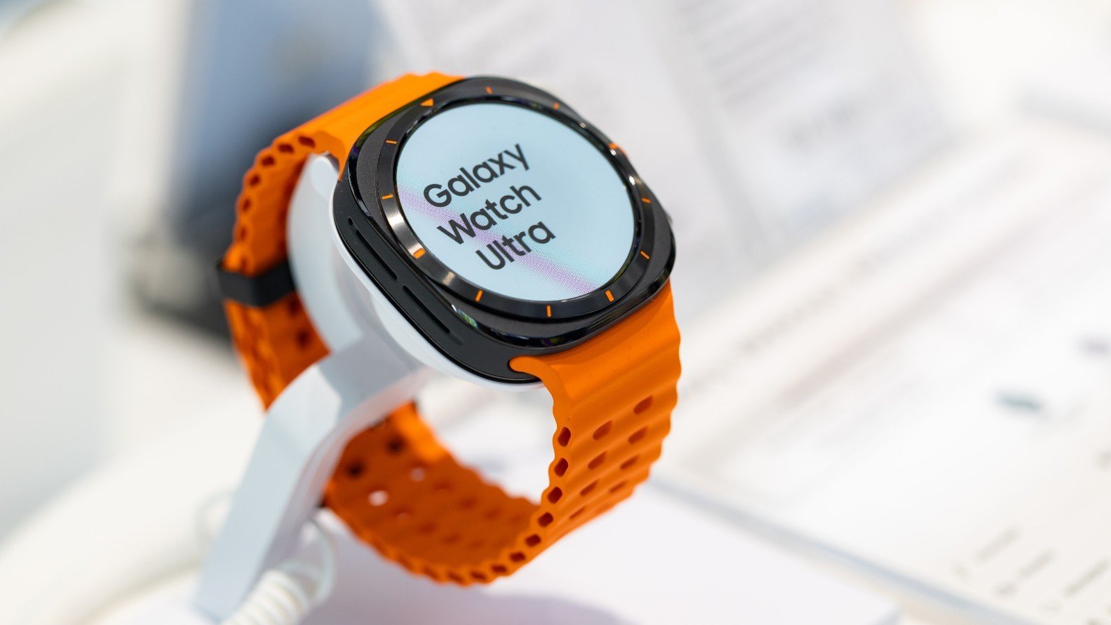 Un abonné qui possède un iPhone ne pourra pas activer l'eSIM Watch sur une Galaxy Watch, et celui qui possède un smartphone Android ne pourra pas l'activer sur une Apple Watch - ©Ruslan Lytvyn / Shutterstock