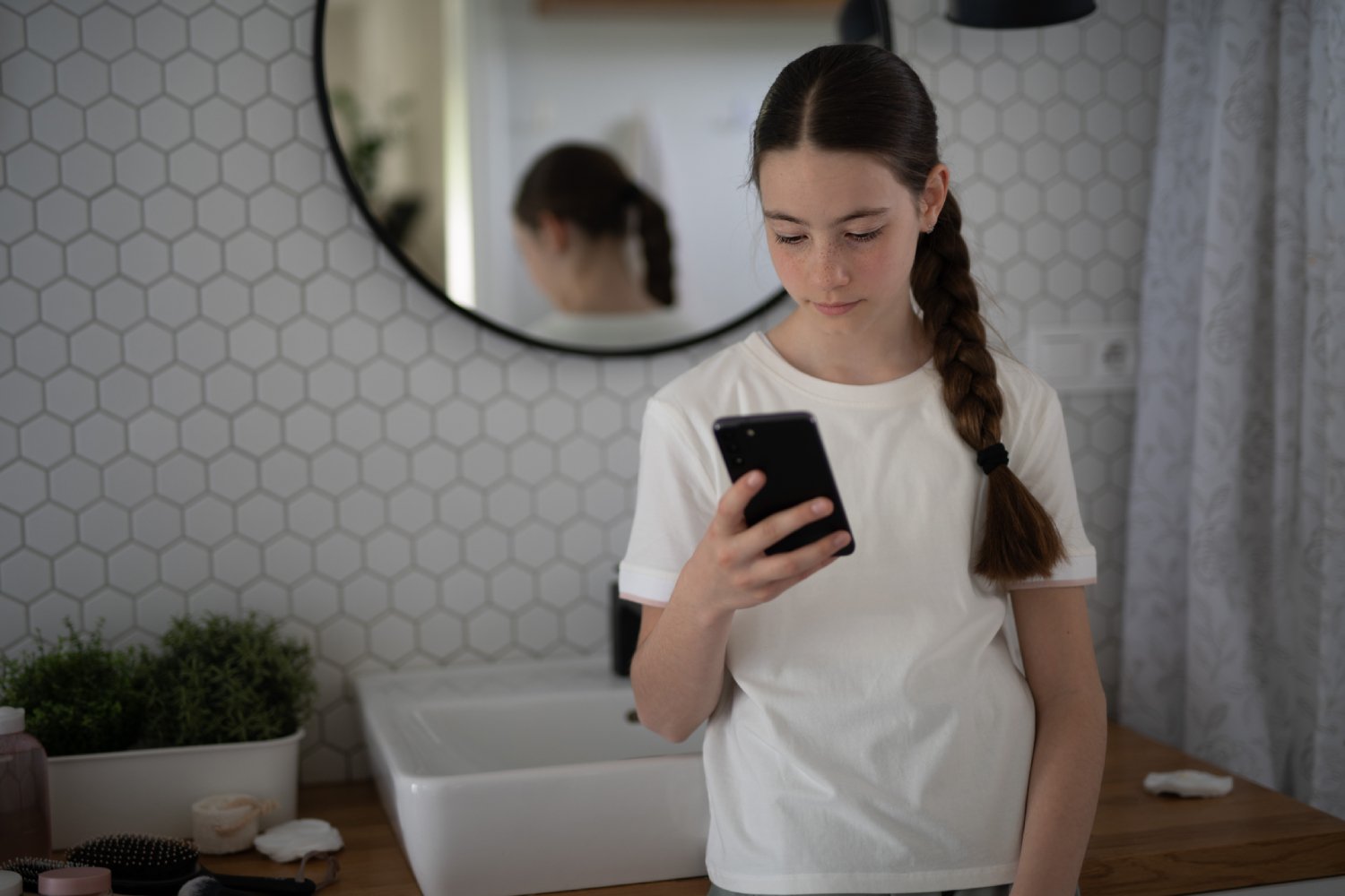 Instagram renforce encore le contrôle des adolescents sur sa plateforme. ©Halfpoint / Shutterstock