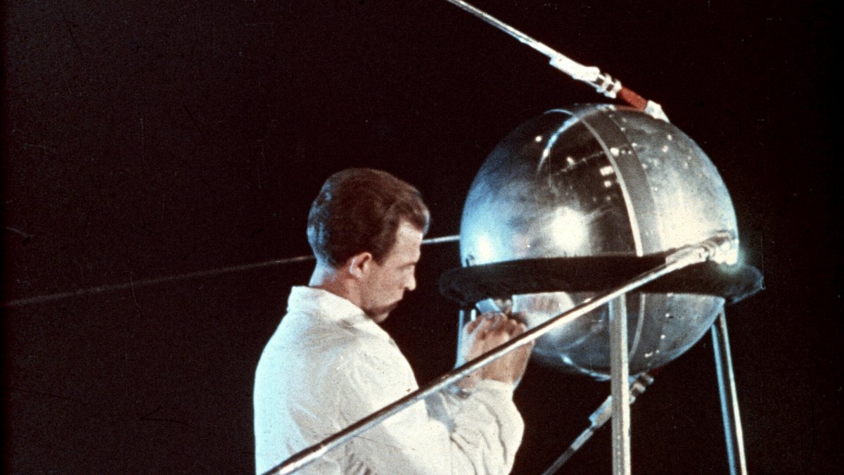 Un technicien prépare Spoutnik (le vrai ou l'une des innombrables répliques, difficile de le savoir). Crédits N.A.