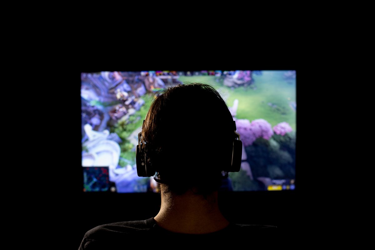 Les jeux-vidéo sont souvent pointés du doigt pour la violence de certains titres, des études montrent néanmoins qu'ils peuvent avoir un apport positif © Shutterstock / Vitor Lando