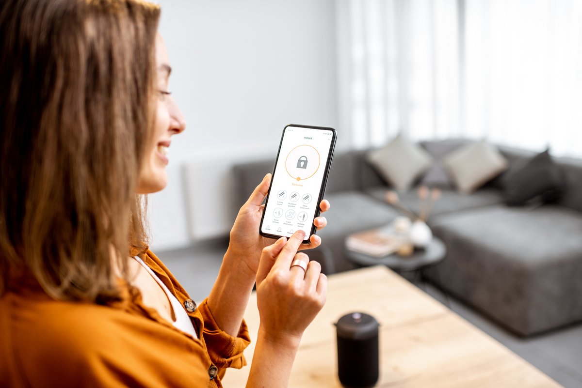Contrôlez votre alarme maison sans fil depuis une application. ©RossHelen / Shutterstock