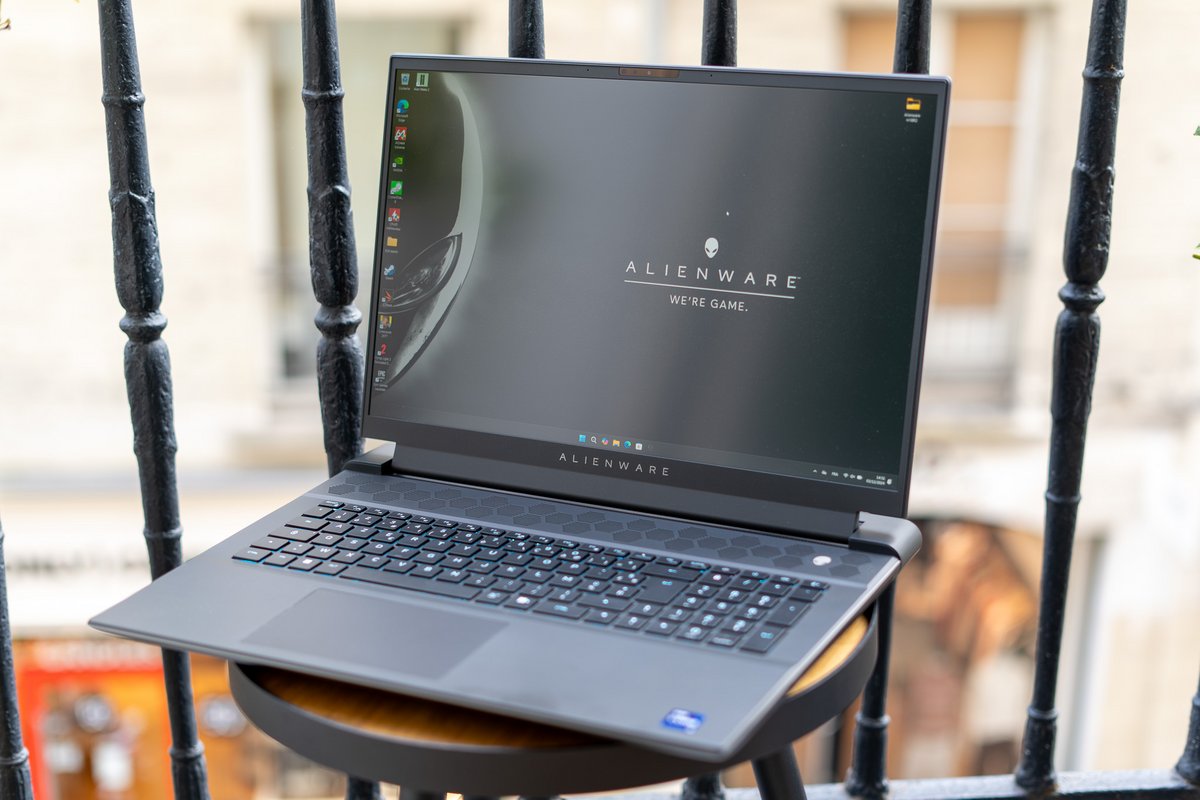 L'Alienware m18 R2 est un appareil massif, au sens propre du terme // © Nathan Le Gohlisse pour Clubic