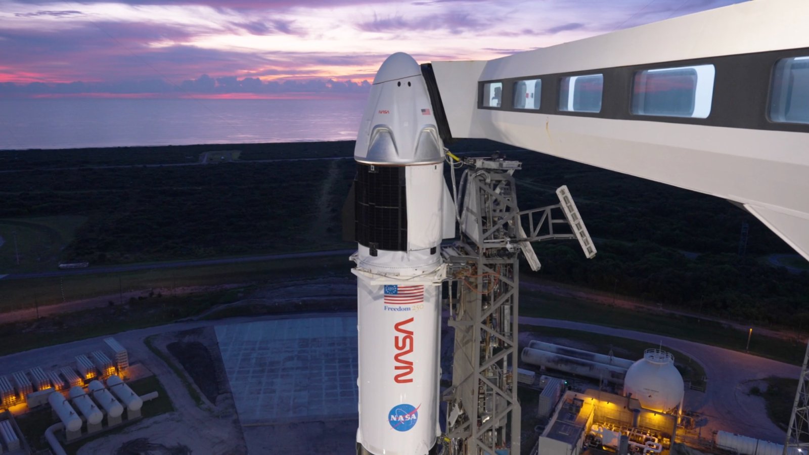 La capsule Crew Dragon s'apprête à envoyer des astronautes de la NASA dans l'espace grâce au lanceur Falcon 9. ©NASA