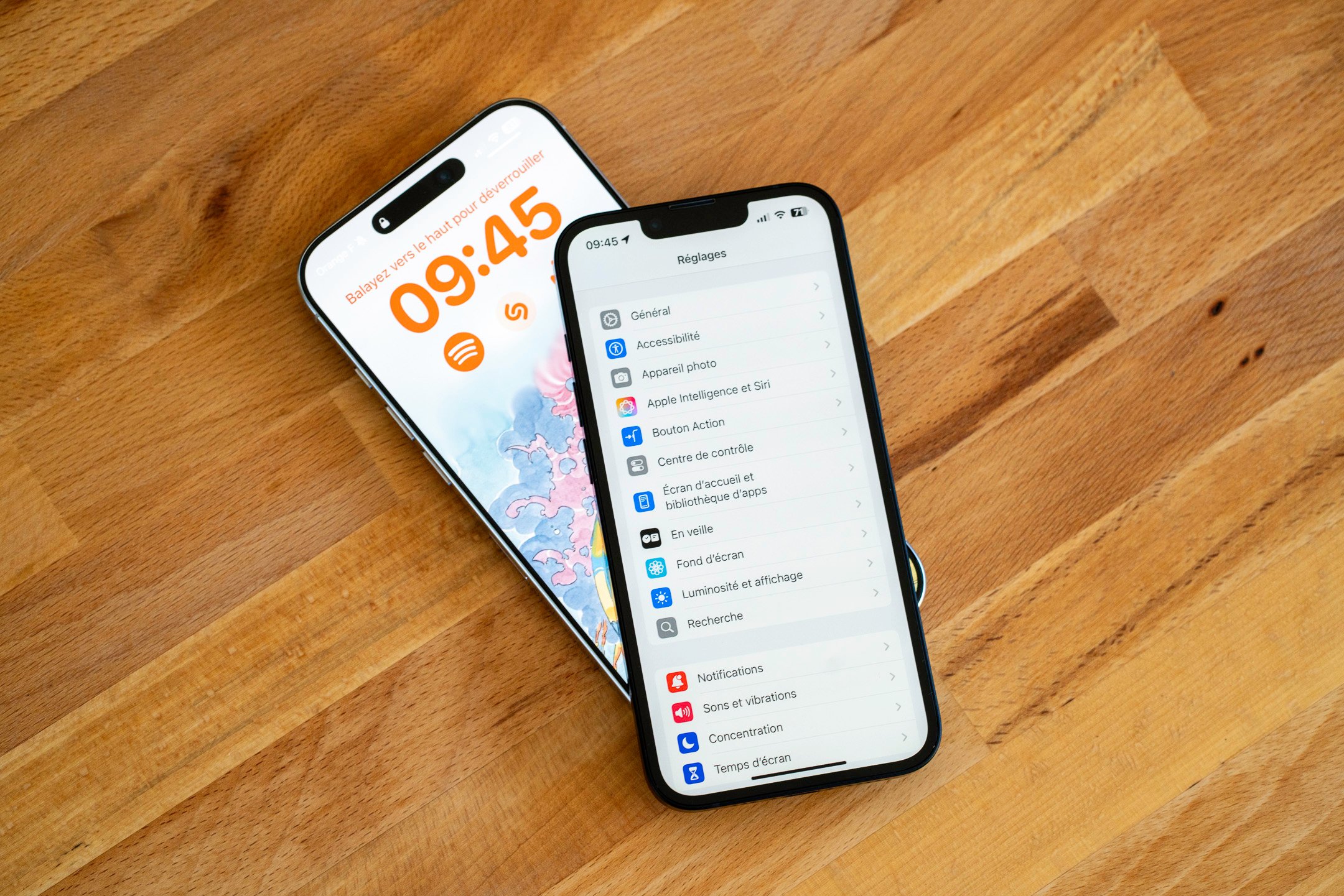 L'iPhone 16e et l'iPhone 16 Pro Max. © Pierre Crochart pour Clubic.com