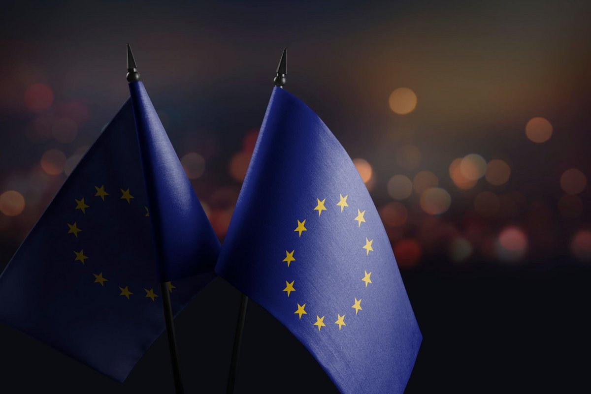 Les drapeaux européens symbolisent ici l'union de données désormais possible entre l'UE et l'OEB © v-a-butenkov / Shutterstock