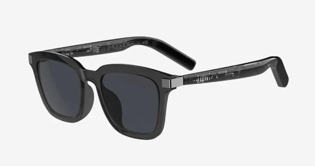 Les lunettes Ontrack Urban semblent simples vues comme ça. Rien ne trahit la présence d'une puce Bluetooth 5.3, d'une batterie et d'écouteurs dans les branches. ©Ontrack