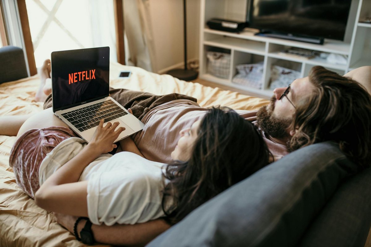 Un couple regardant Netflix sur un ordinateur © Anastasia Shuraeva / Pexels