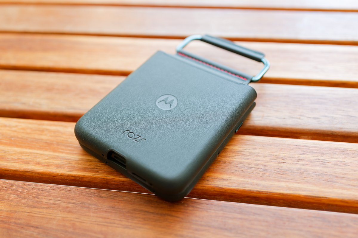 La coque fournie par Motorola protège le smartphone sans modifier son style. ©Marc Mitrani pour Clubic