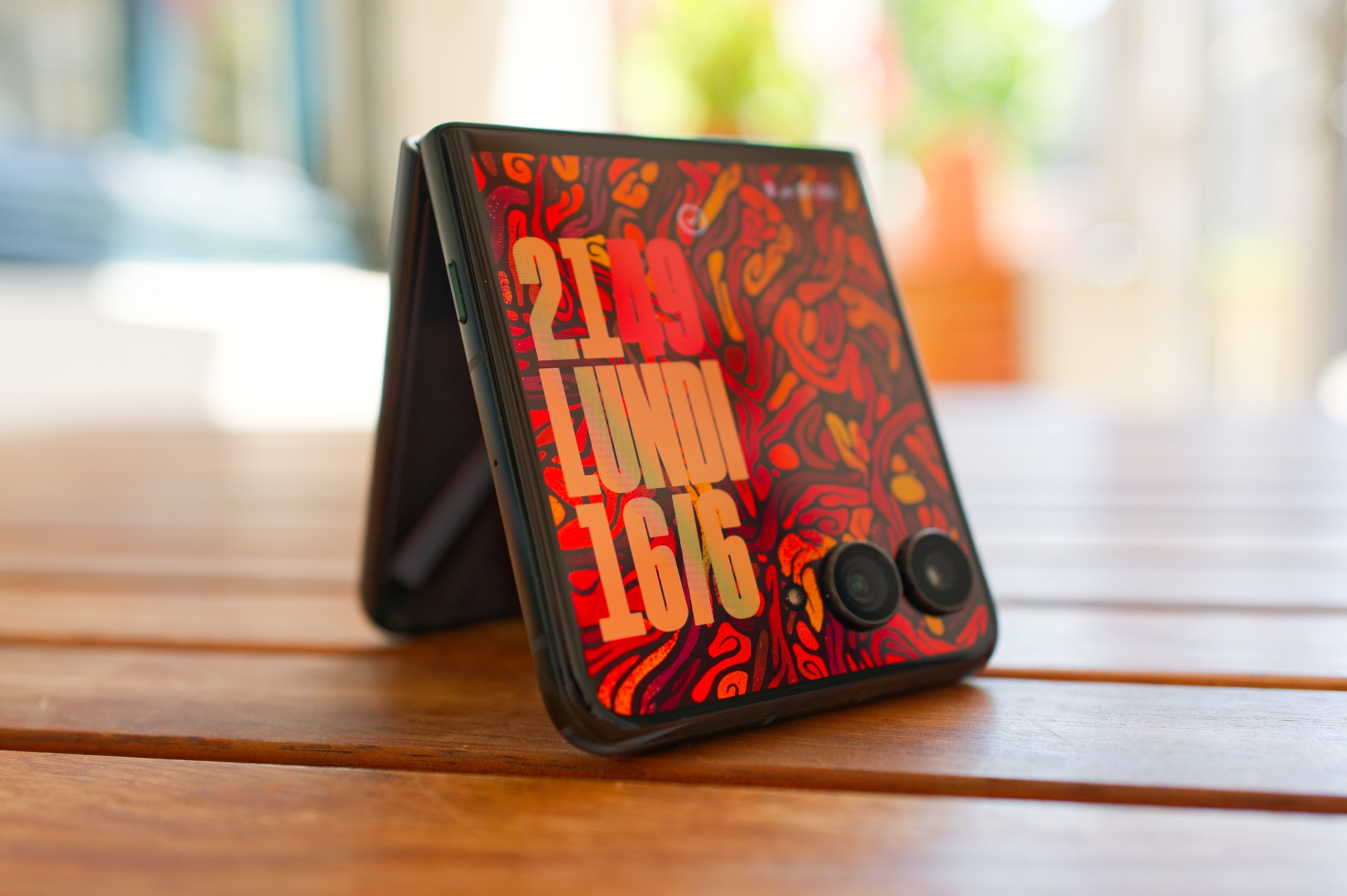 L'écran externe du Razr 60 Ultra autorise de nombreuses manipulations © Marc Mitrani pour Clubic