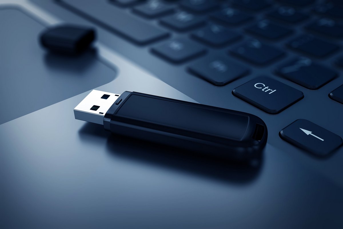 Une simple connexion de la clé USB infectée suffit à véroler la machine © KsanderDN / Shutterstock