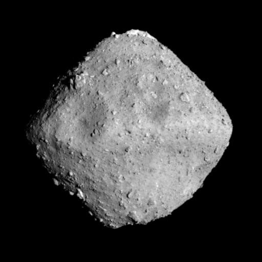 Le petit astéroïde Ryugu ne sera probablement pas la cible de l'essai... Mais en 2019 l'agence japonaise avait déjà "bombardé" sa surface ! C'était pour générer un cratère et en récupérer du matériel. © JAXA/ISAS