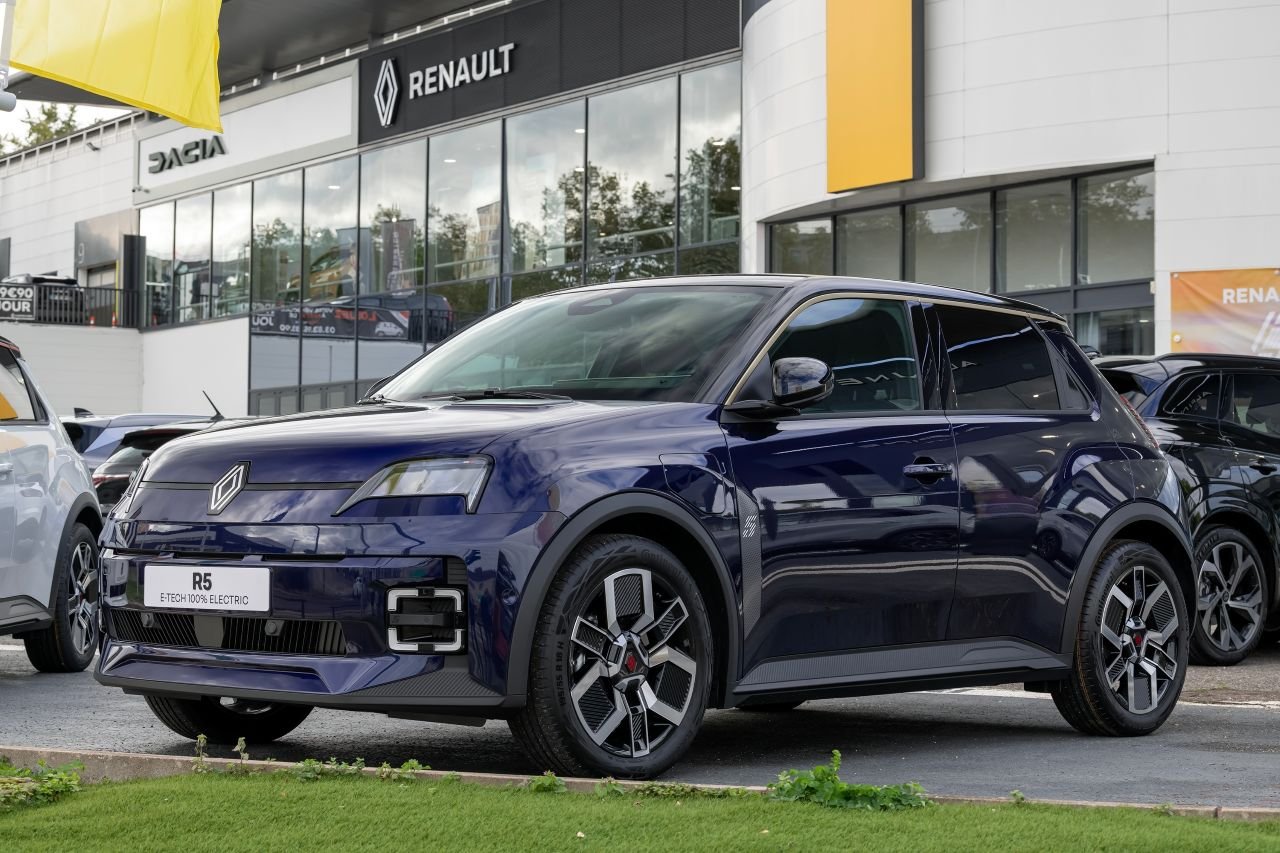 La future Colt 100% électrique ne sera différente de la R5 E-TECH que par sa carrosserie - ©Alexandre Prevot / Shutterstock