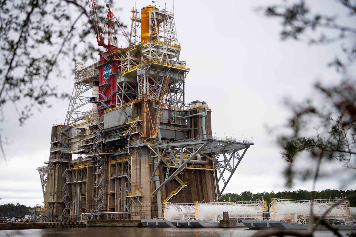 Le banc d'essai sur le site de Stennis. On voit le haut de l'étage qui dépasse de la structure. © NASA