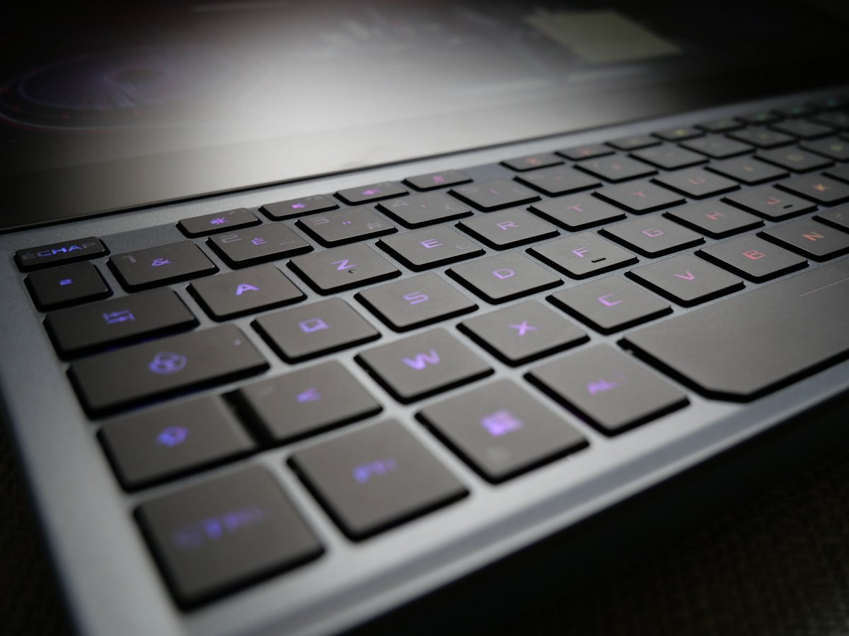 Un clavier typé "bureautique"... sur un laptop gaming © Nathan Le Gohlisse pour Clubic