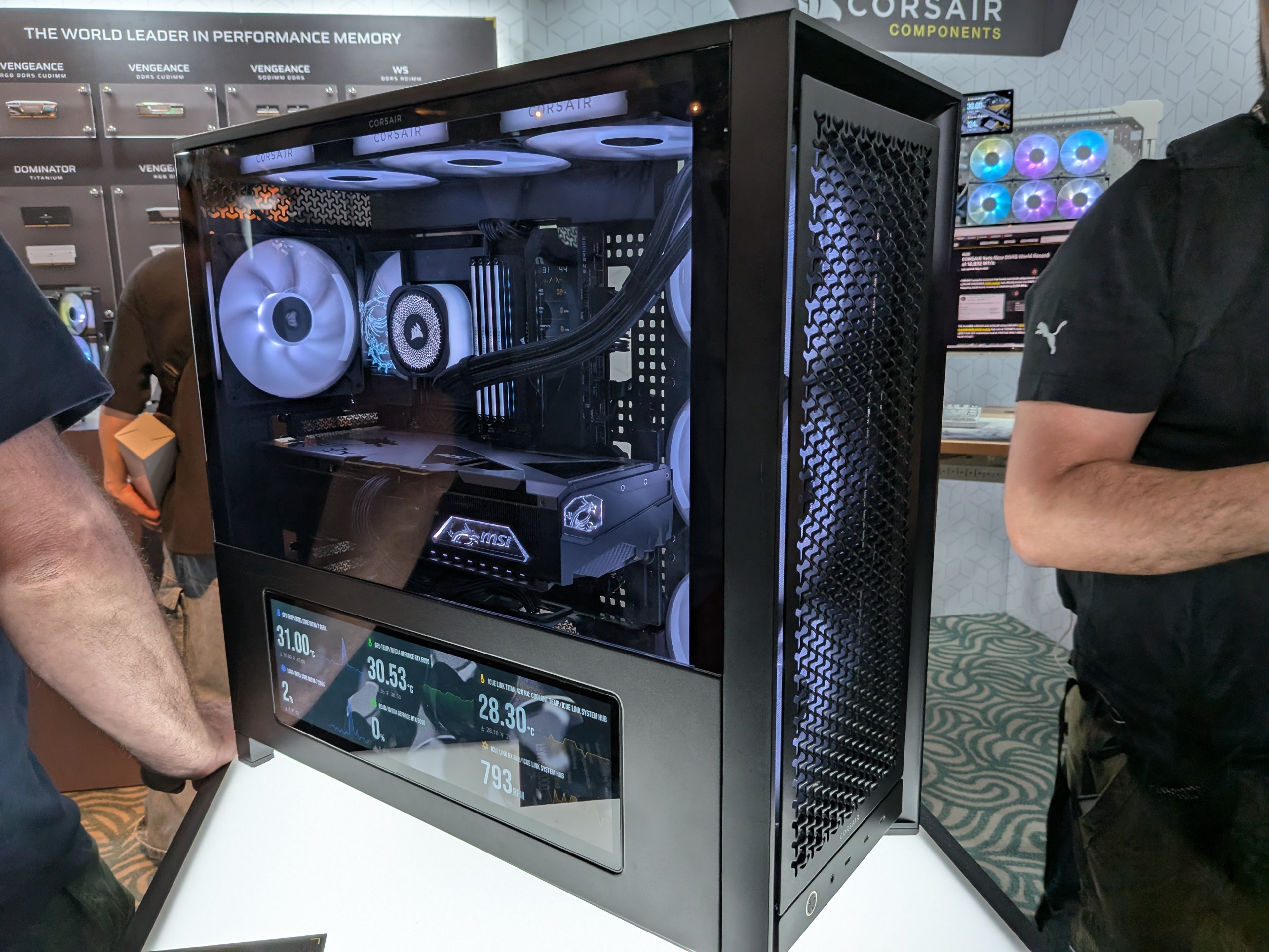 Le boîtier Corsair Frame 5000D avec son écran de contrôle XXL optionnel. ©Nicolas Guyot pour Clubic