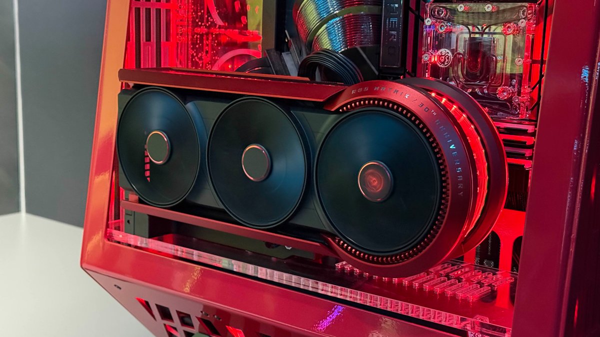Superbe et monstrueuse, la ROG Matrix GeForce RTX 5090 30e anniversaire est impressionnante. ©Colin Golberg