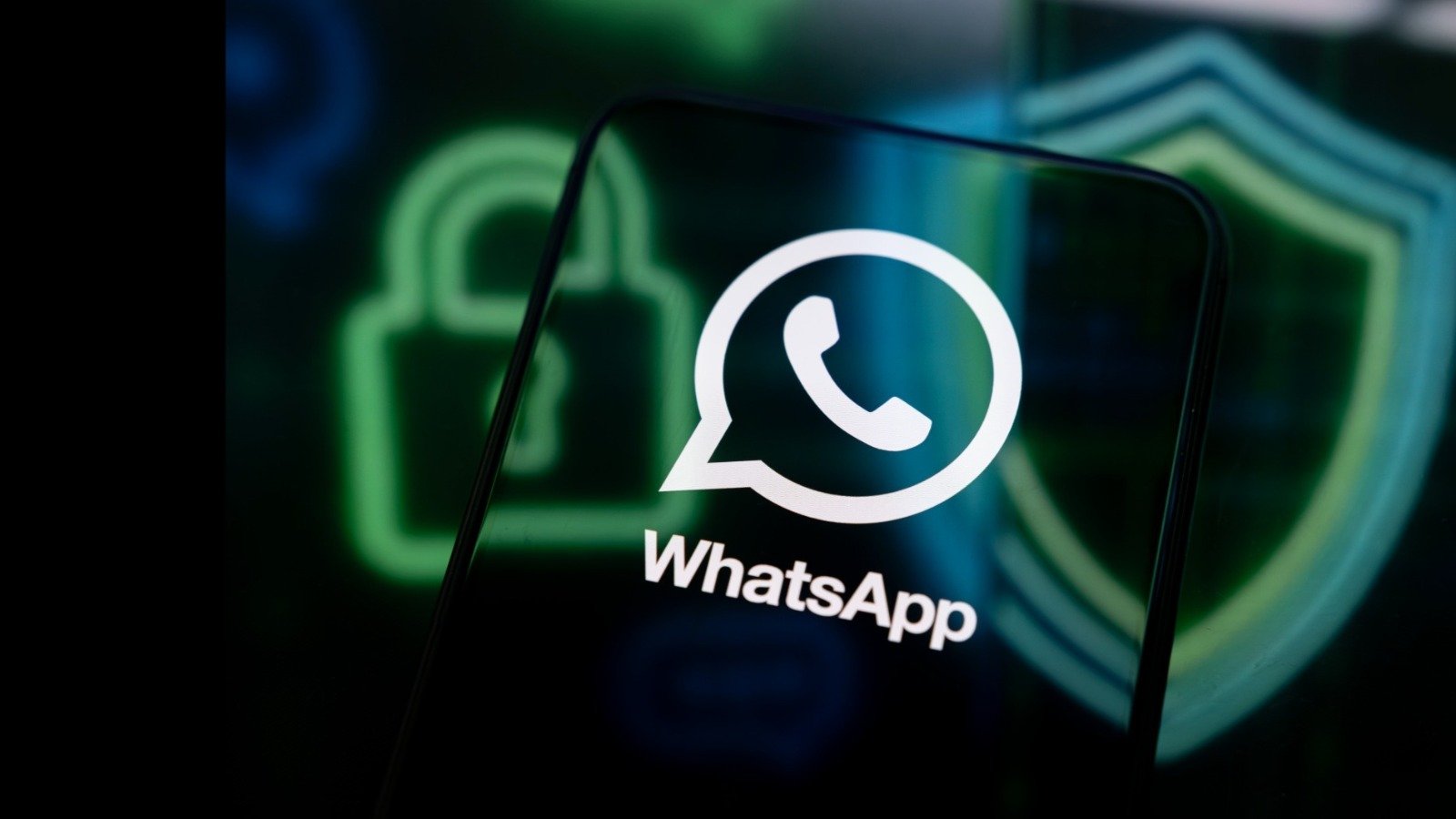 Un attaquant non identifié a compromis plusieurs comptes WhatsApp pour diffuser les fichiers piégés aux contacts des propriétaires - ©Samuel Boivin / Shutterstock