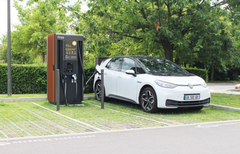Chez McDonald's, c'est Izivia qui assure la recharge électrique. ©McDonald's