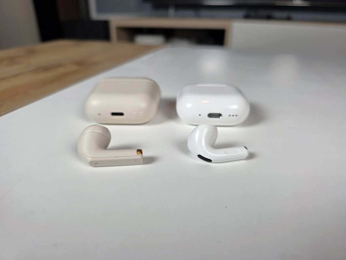 Un peu plus sophistiqués, les Airpods 4 ne sont pas nécessairement mieux construits, ni beaucoup plus confortables que les Sennheiser Accentum Open © Guillaume Fourcadier pour Clubic