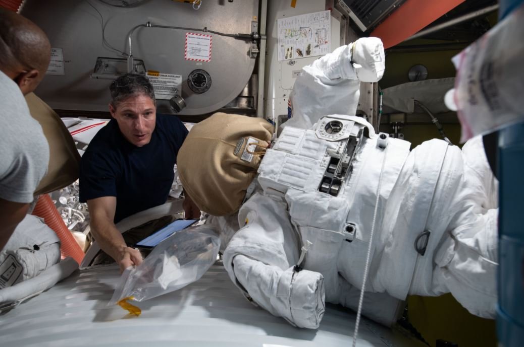 Mike Hopkins prépare un scaphandre stocké avant une EVA © NASA