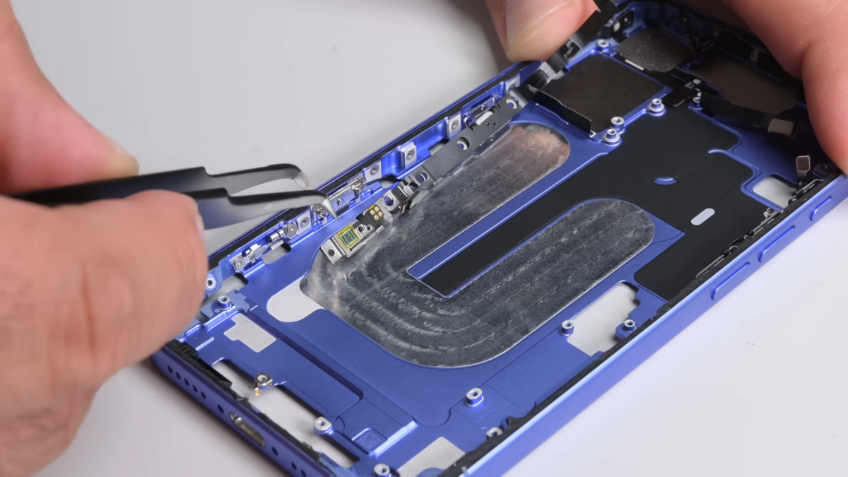 Il n'aura pas fallu attendre longtemps pour qu'iFixit s'attaque au nouveau bouton caméra. © iFixit