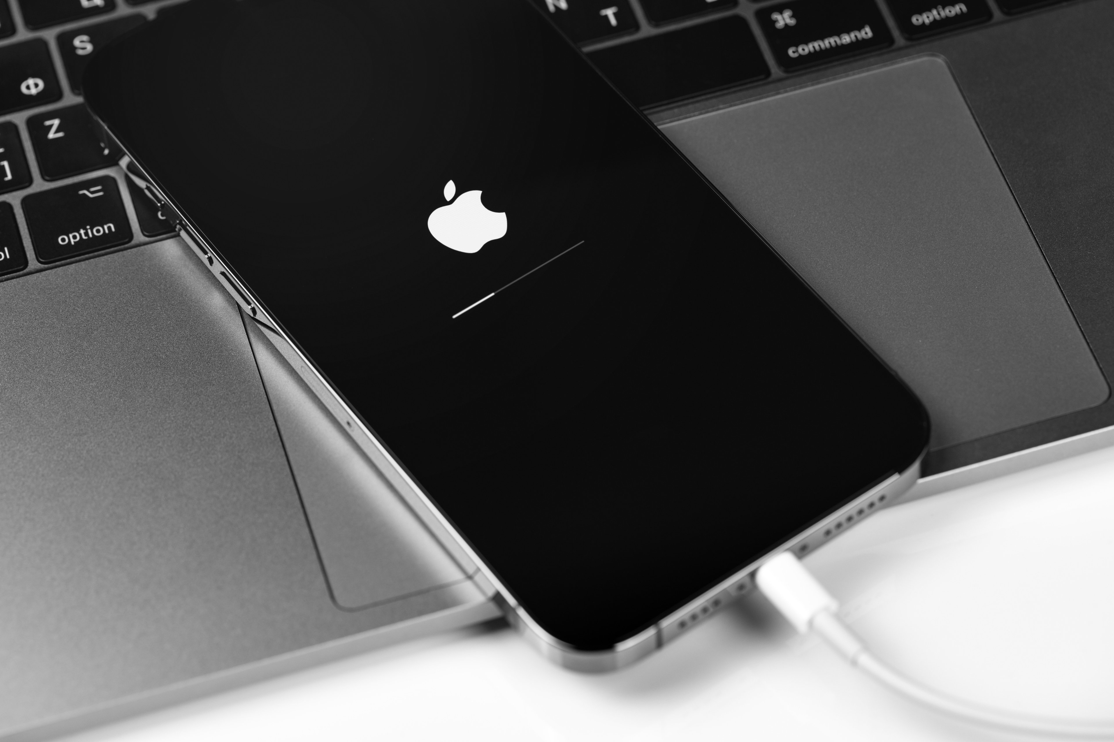 Bientôt plus besoin de brancher l'iPhone sur un PC pour le débloquer avec cette nouvelle option © Primakov / Shutterstock.com