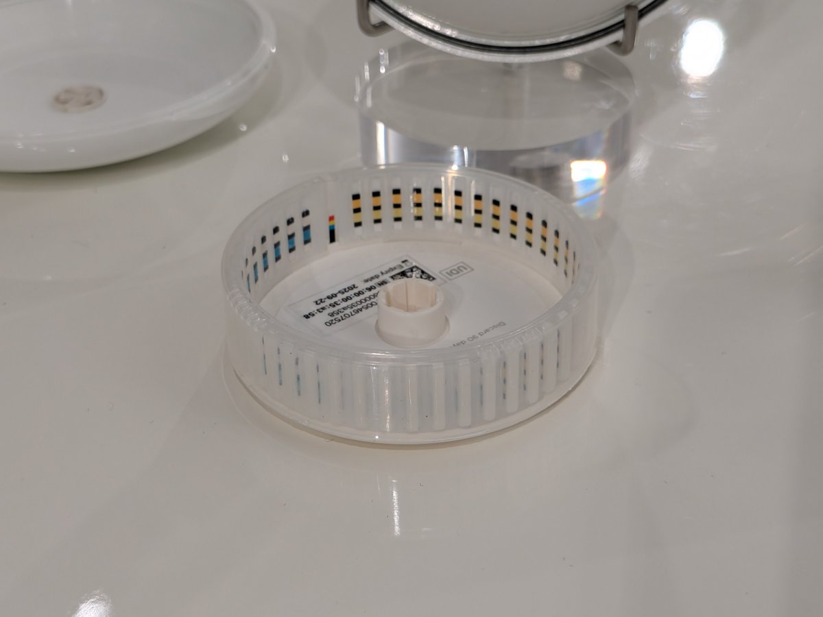 Dans chaque cartouche, on retrouve 45 mini-bandelettes. À chaque analyse, la bandelette imbibée va changer de couleur selon la concentration en biomarqueurs. La réaction de chimie colorimétrique est ensuite capturée par une caméra intégrée. ©Nicolas Guyot pour Clubic