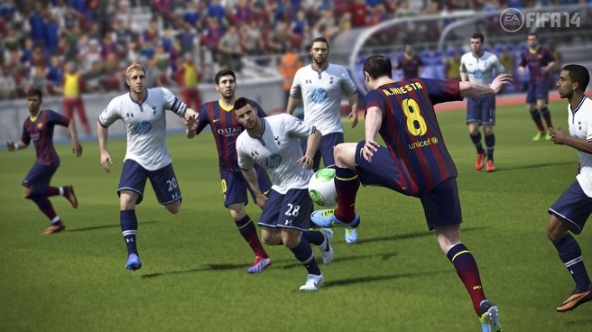 Scène de match sur FIFA 14, l’un des jeux les plus populaires de la série avec des graphismes détaillés et dynamiques. © FIFA 14