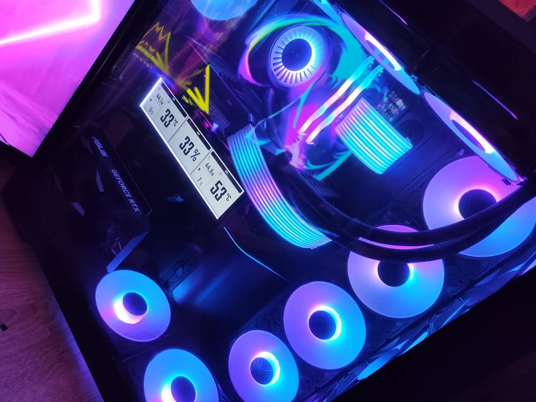Une GeForce RTX 3090 épaulée par une GeForce RTX 3050 pour assurer la frame generation. © Reddit/VideoCardz
