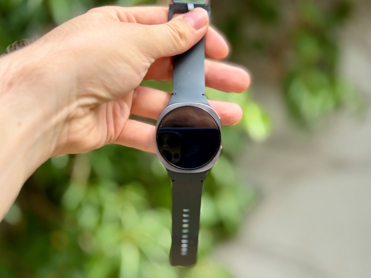Nouveau bracelet, avec une fixation plus ferme mais incompatible avec les anciens modèles © Mathieu Grumiaux pour Clubic.com 
