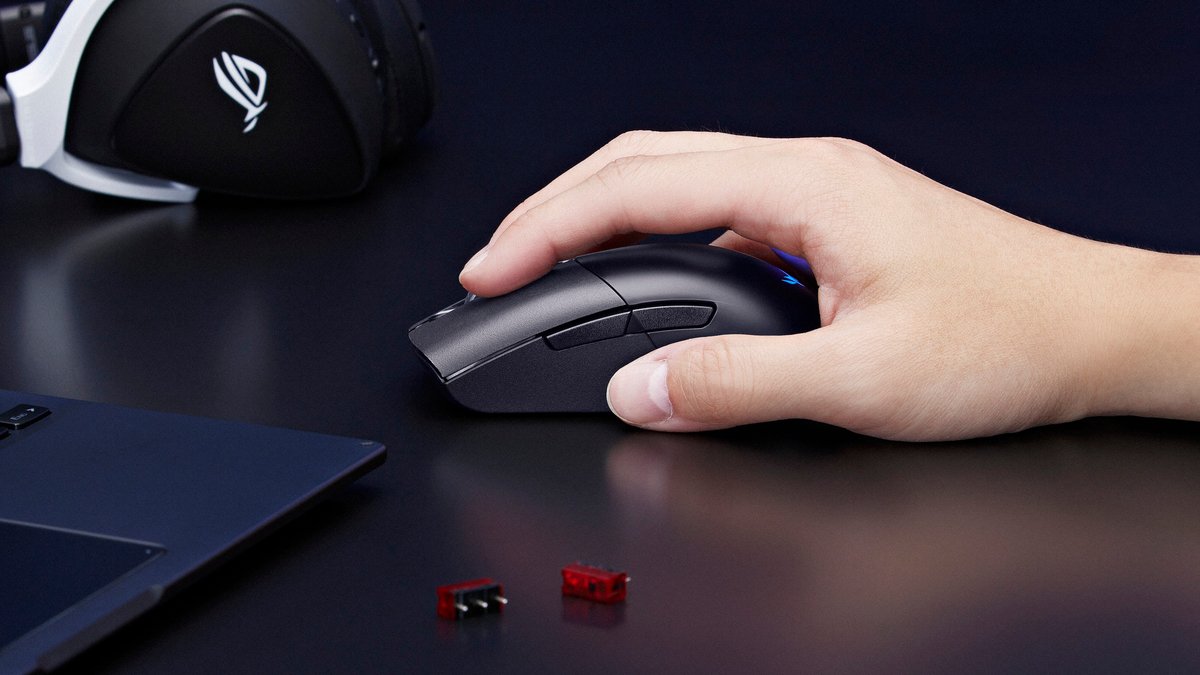 Les grandes mains adopteront plus volontiers une prise en main fingertips © ASUS