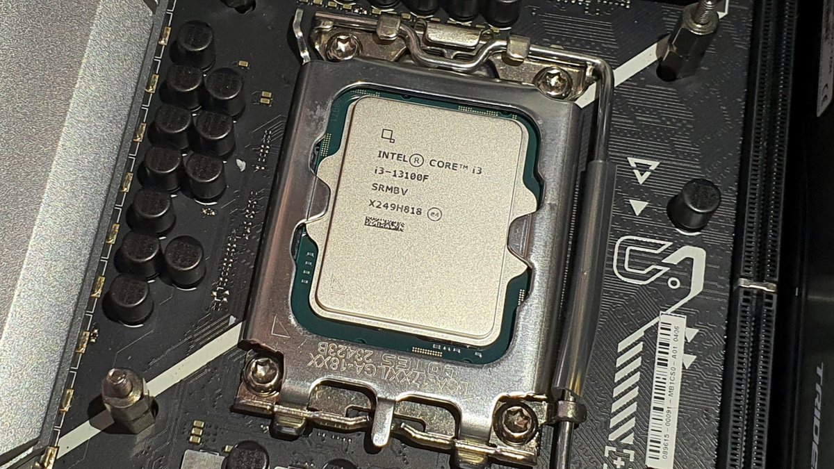 Le Core i3-13100 est sur une carte mère Z790 par souci d'équité © Nerces pour Clubic