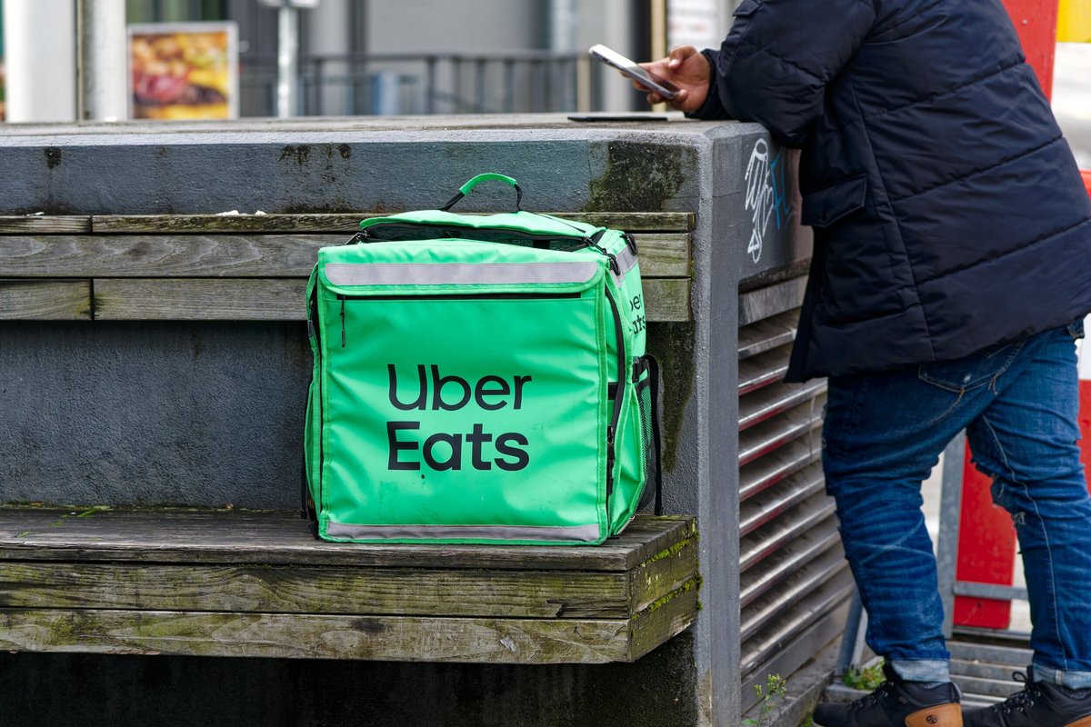 Une glacière Uber Eats © Michael Derrer Fuchs / Shutterstock.com