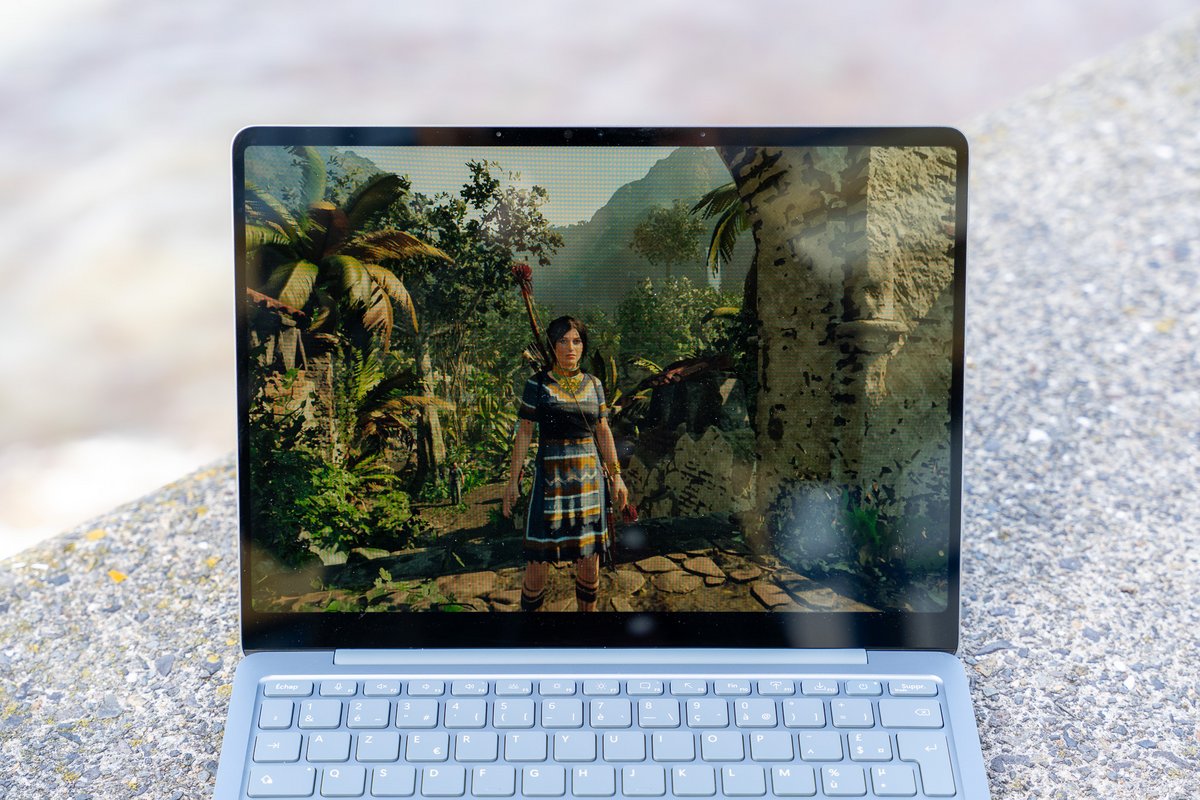 Le Surface Laptop 13 montre vite d'importante limites en gaming. © Clubic