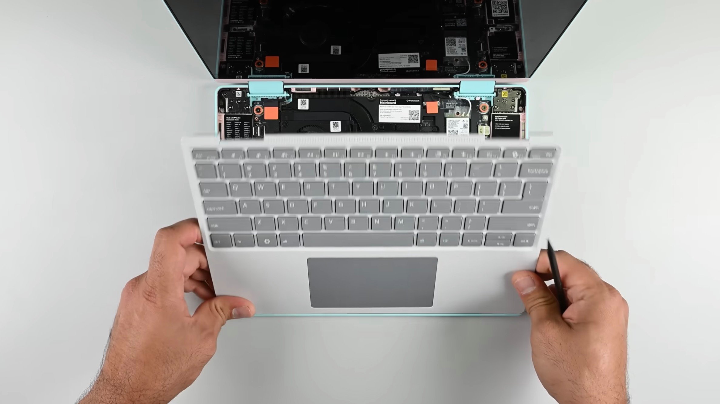 Le Framework Laptop 12 s'impose comme un nouveau mètre étalon de la réparabilité. © iFixit