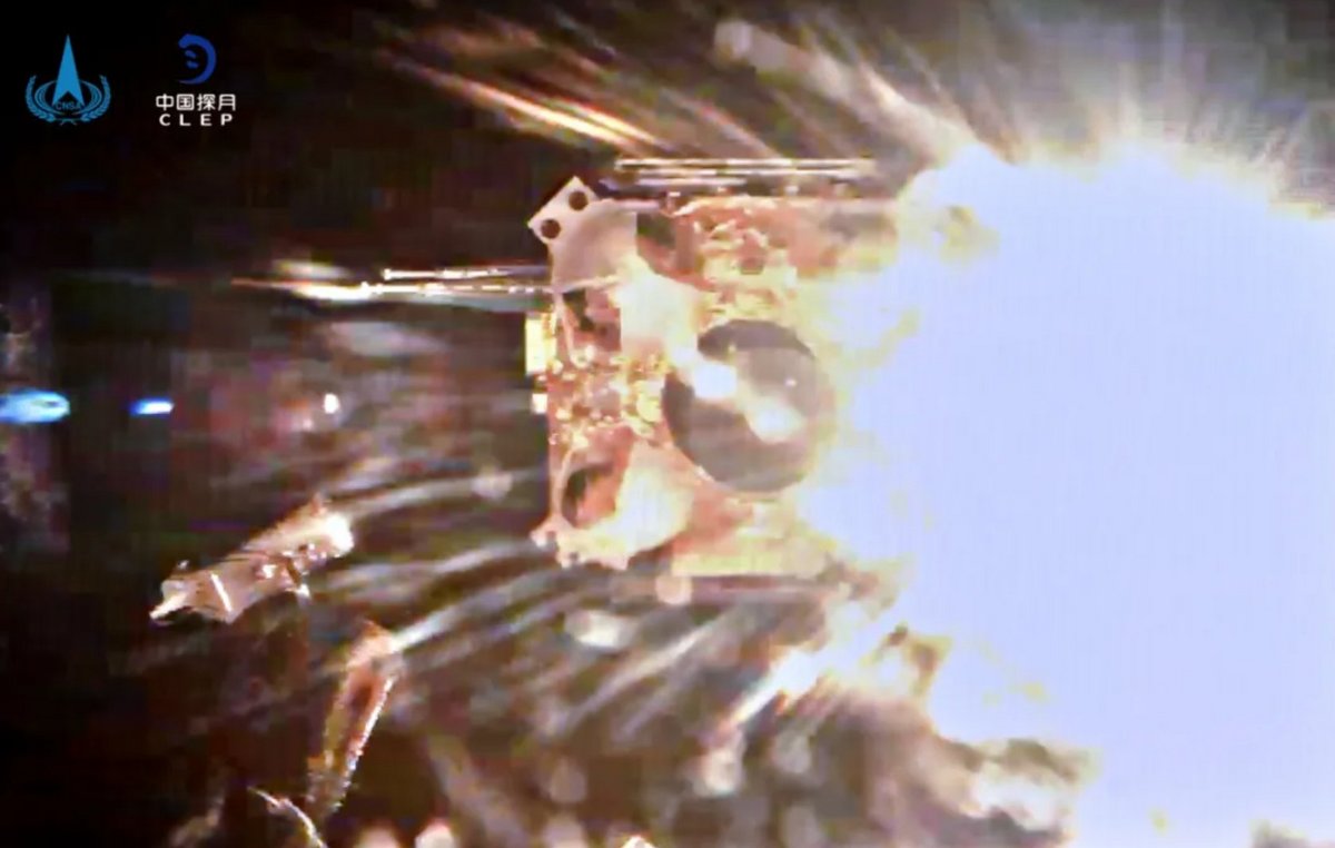 Le moment exact du décollage du véhicule de remontée ce 3 décembre. Le Soleil éblouit la caméra, mais on distingue très bien le module au centre, désolidarisé de l'atterrisseur. Crédits CNSA/CLEP
