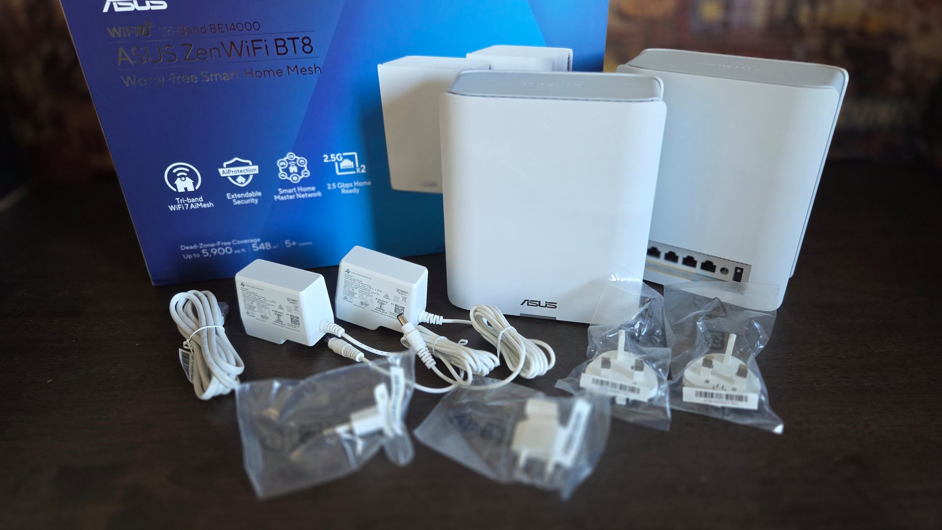 Le contenu du pack de deux routeurs Asus ZenWiFi BT8. ©Nerces pour Clubic