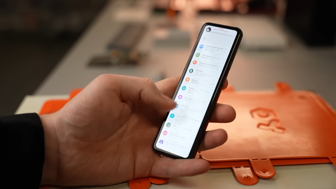 Lorsque Nothing rachète Essential en 2021, ce n'est pour le design atypique de ses smartphones... © Nothing