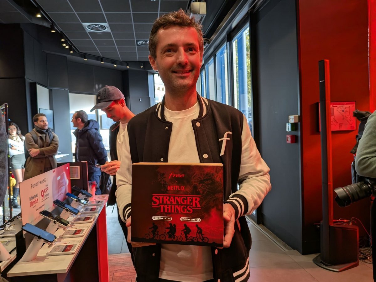 Nicolas Thomas, le directeur général de Free, pose ce mardi pour notre Nicolas Guyot avec la boîte dans laquelle se trouve la Freebox Ultra aux couleurs de Stranger Things. © Nicolas Guyot / Clubic