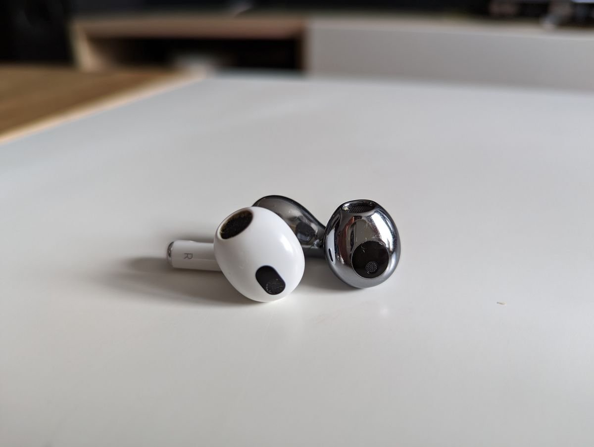 La partie acoustique des AirPods 3 est un peu plus allongée et un peu moins large. Les FreeBuds 3 semblent apporter un bon équilibre entre AirPods 3 et AirPods 2 © Guillaume Fourcadier pour Clubic