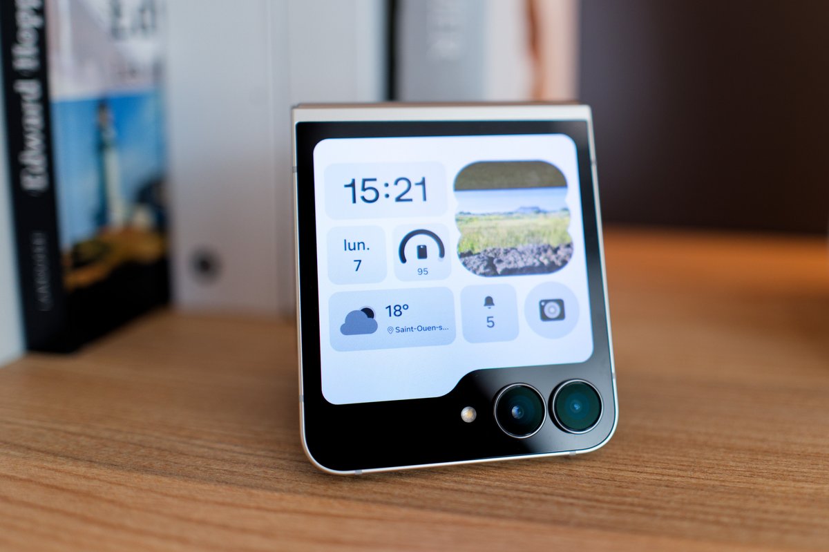 Le Galaxy Z Flip 7 FE est quasiment identique au Z Flip 6  © Marc Mitrani pour Clubic