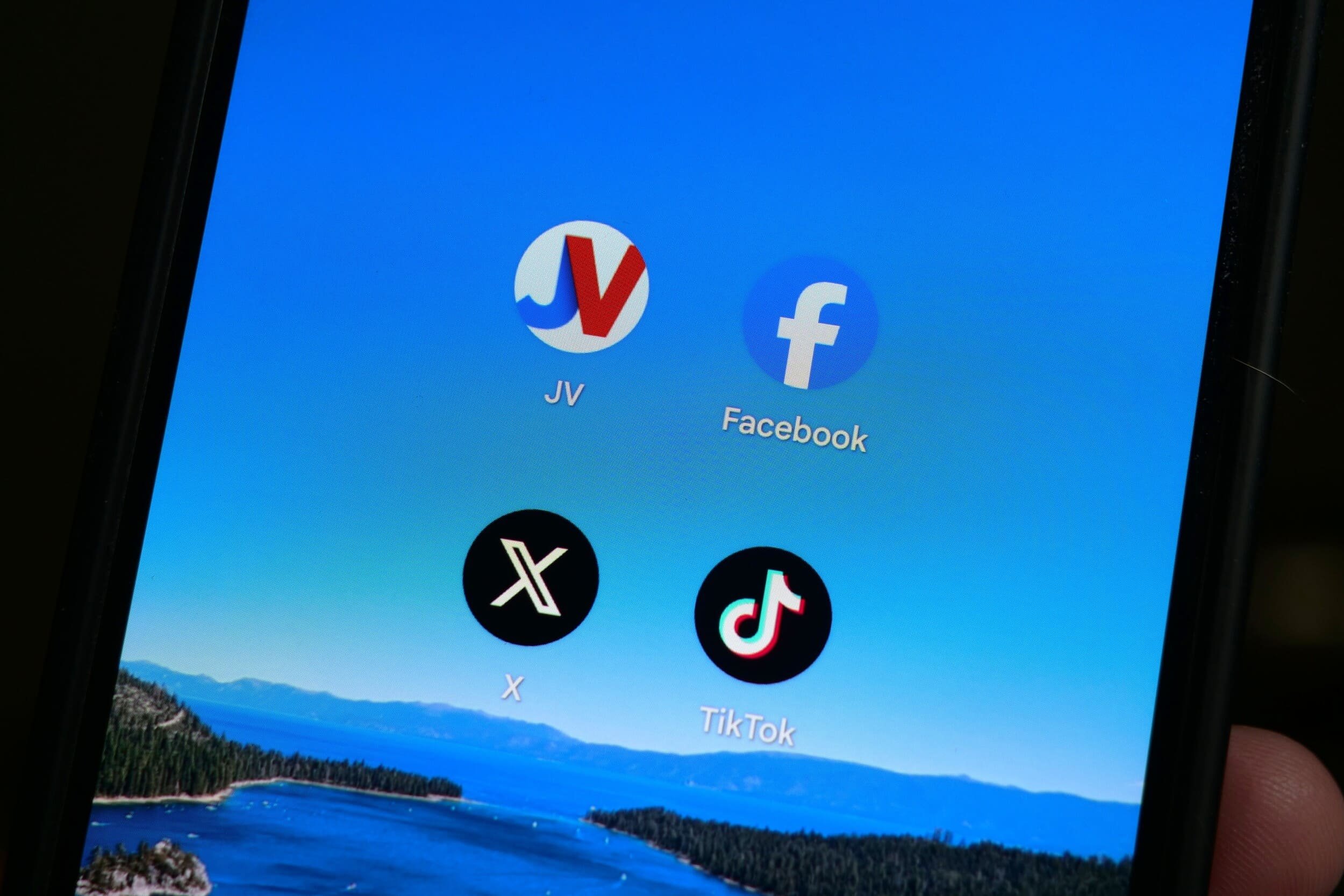 Jeuxvideo.com et Facebook font partie des entreprises qui ont accepté de signer la version améliorée du code de conduite de la Commission européenne © Alexandre Boero / Clubic