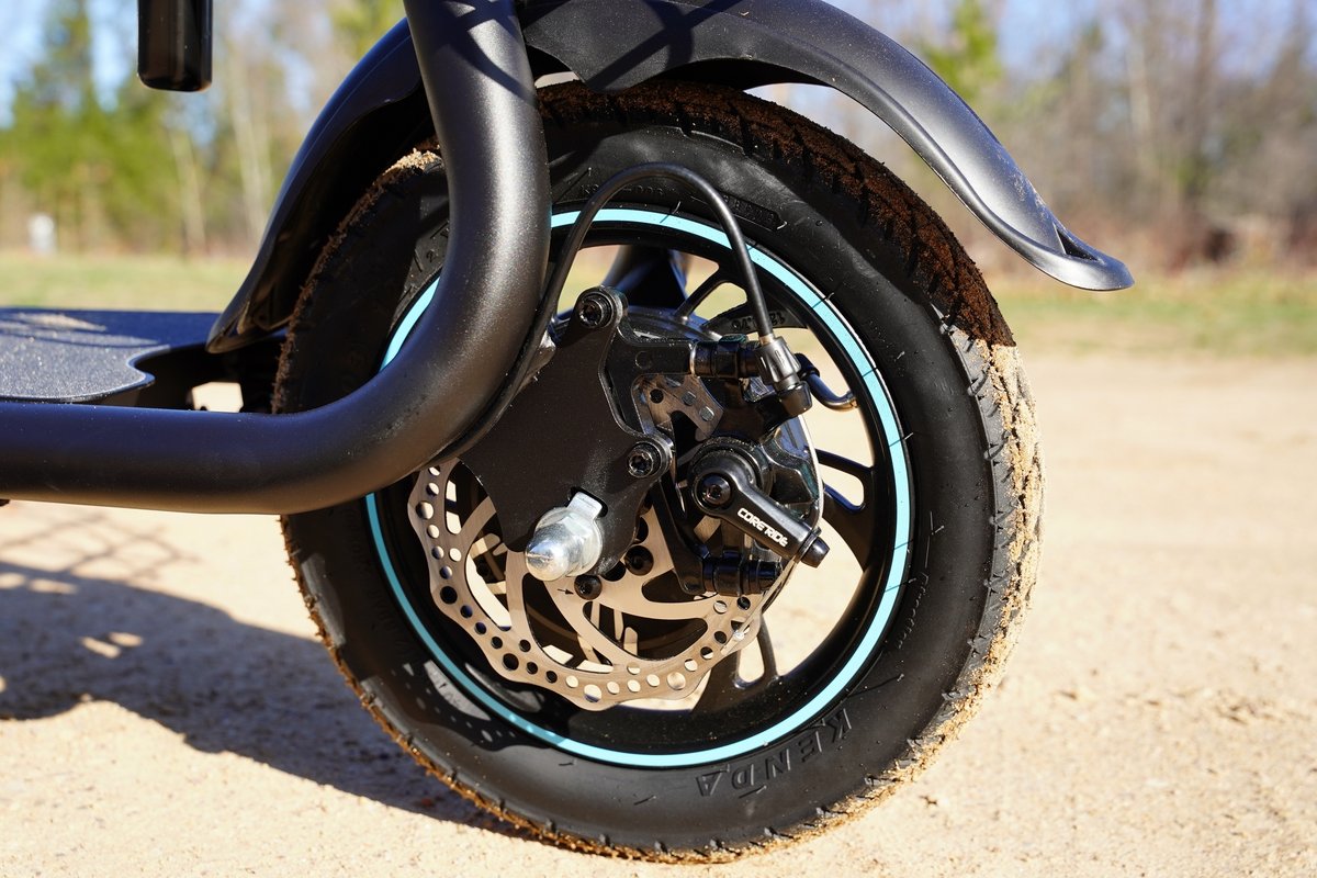 La roue d'une trottinette électrique © Aaron of L.A. Photography / Shutterstock