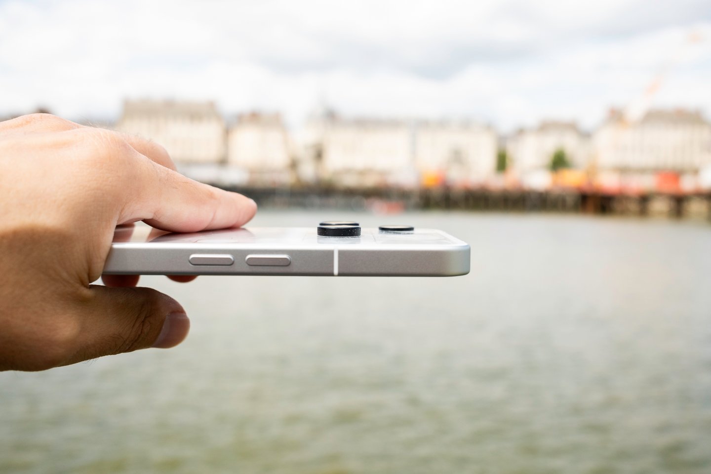 Le téléobjectif dépasse moins du châssis que les deux autres modules. ©Pierre Crochart pour Clubic.com